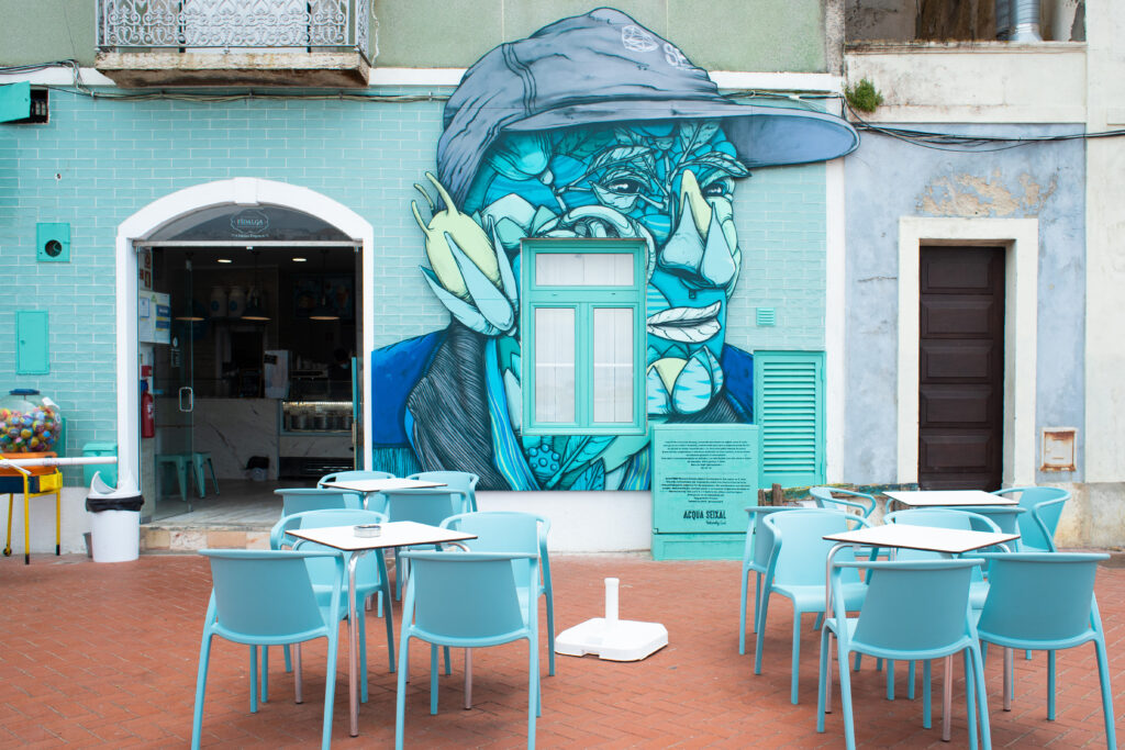 mural de homenagem ao Ti João, por Gonçalo Mar. Fachada da gelataria Acqua, Seixal